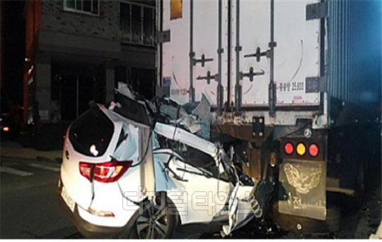 2016년 9월 20일 전북 완주군 삼례읍 한 중학교 앞 도로 갓길에 불법 주정차된 14톤 냉동탑차를 승용차가 발견치 못하고 추돌해 2명이 사망했다.<한국교통안전공단 전북본부 제공>